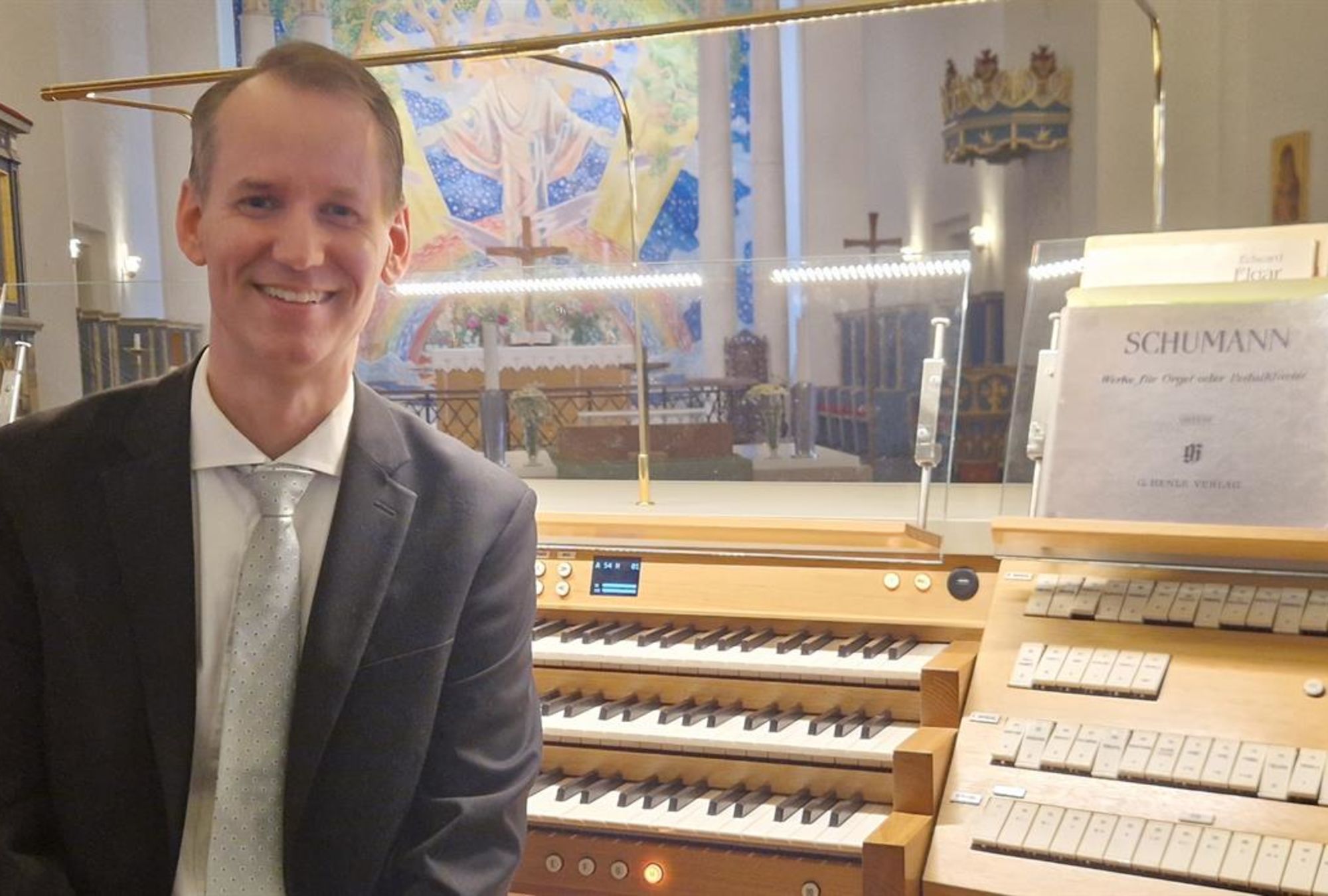 Bildet viser Guttorm Guleng ved orglet