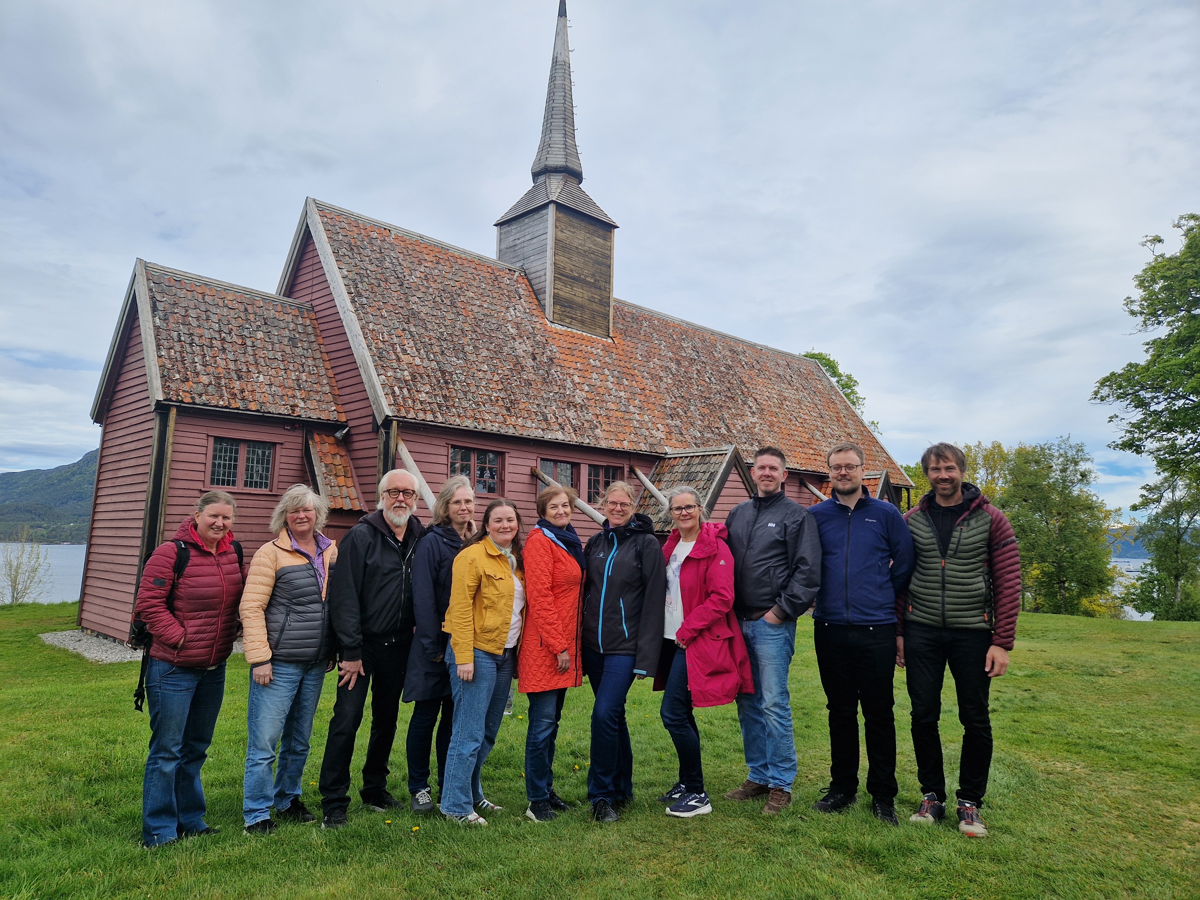 Bilde av staben i Molde domkirke tatt på stabstur ved Kvernes stvkirke