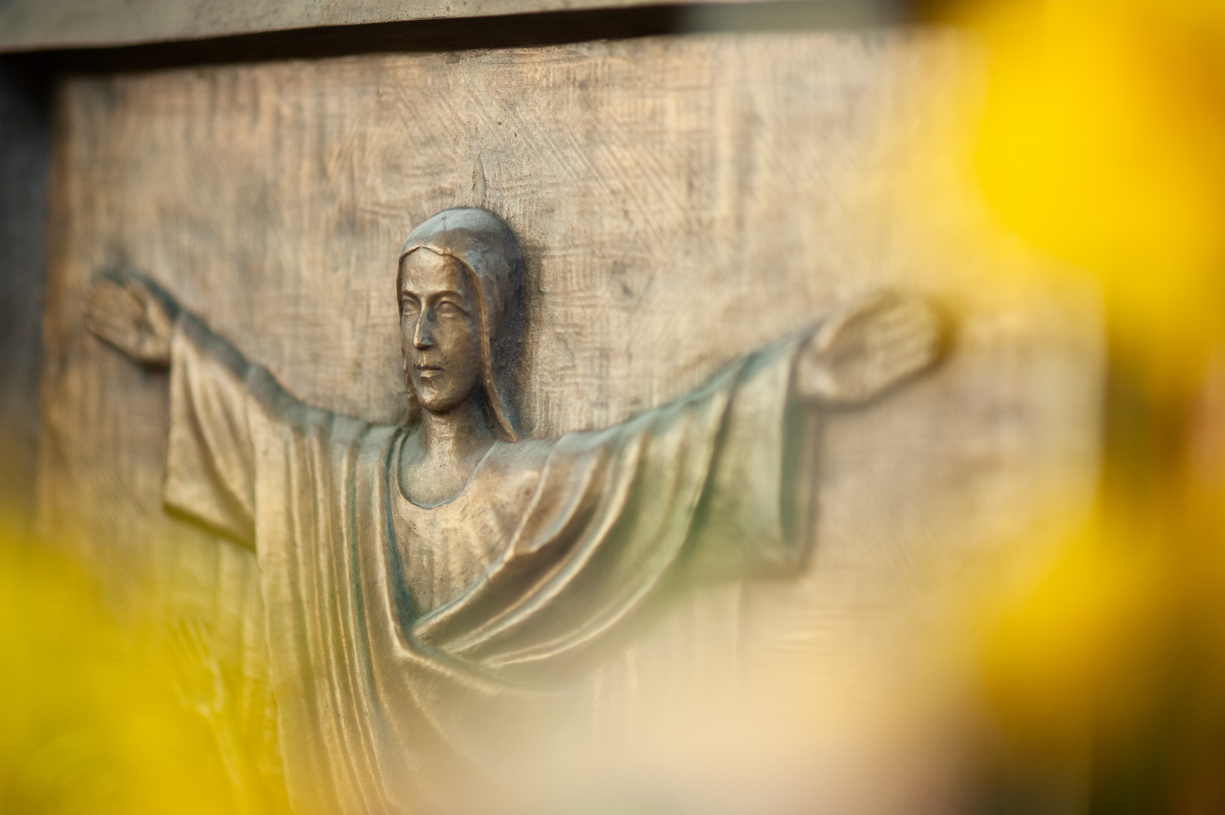Bildet viser oppstanden Kristus i gult lys
