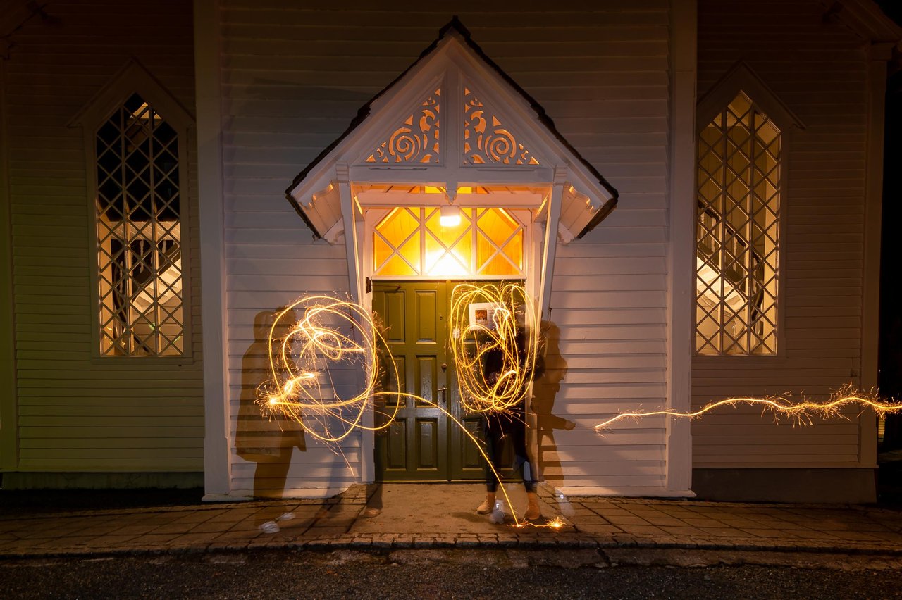 Bilde av to personer med stjerneskudd på kirketrappa